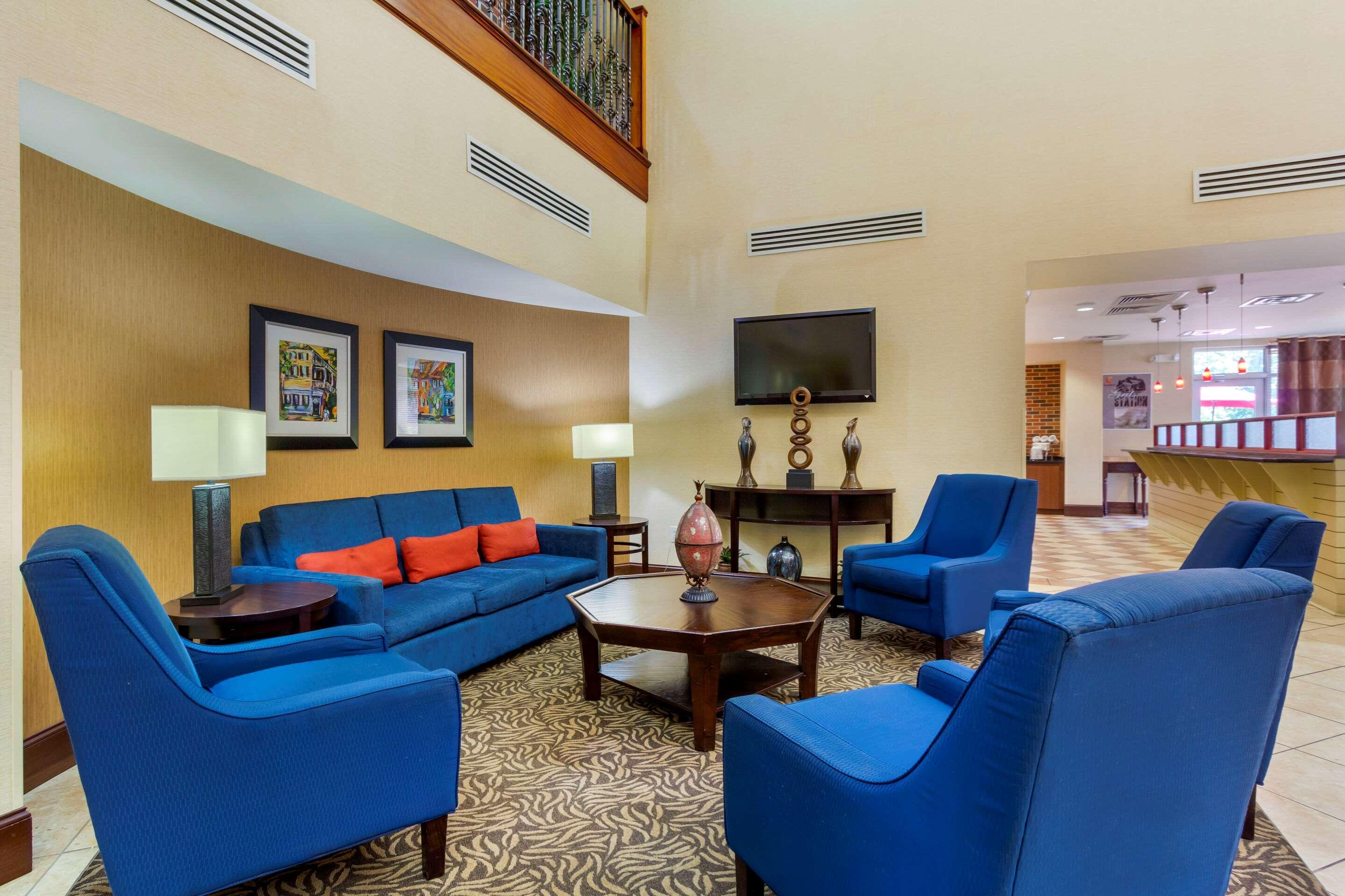 Comfort Suites Charleston West Ashley Экстерьер фото
