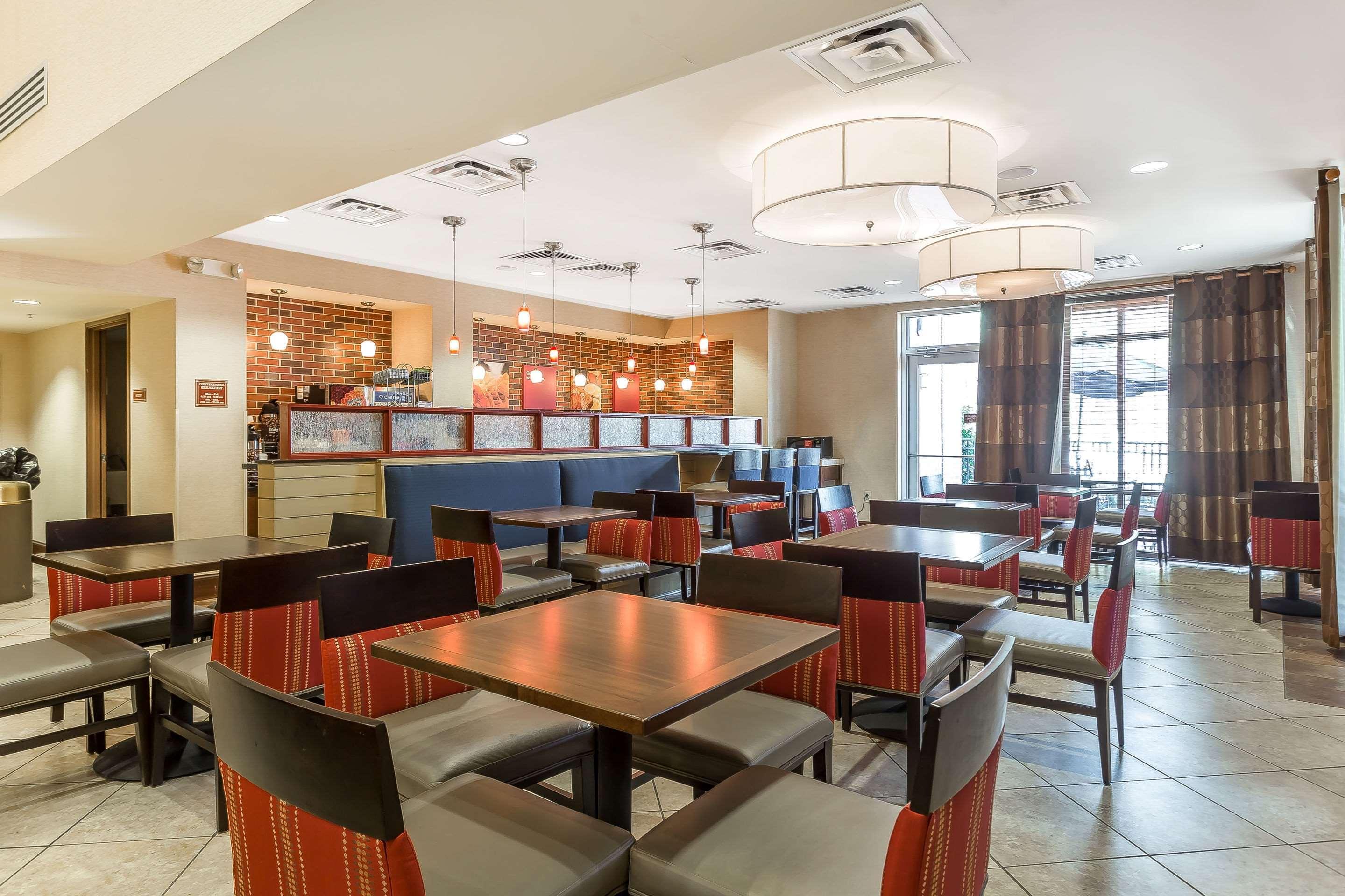 Comfort Suites Charleston West Ashley Экстерьер фото