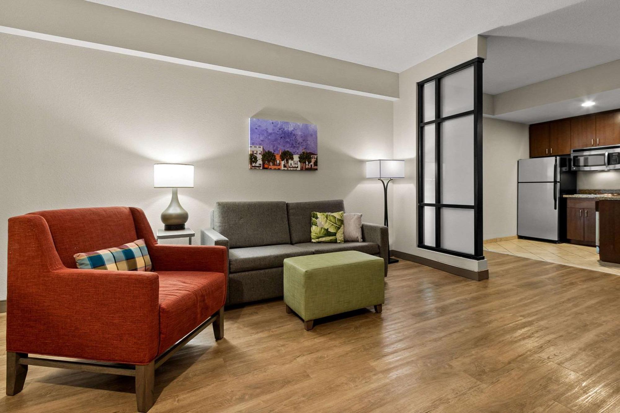 Comfort Suites Charleston West Ashley Экстерьер фото